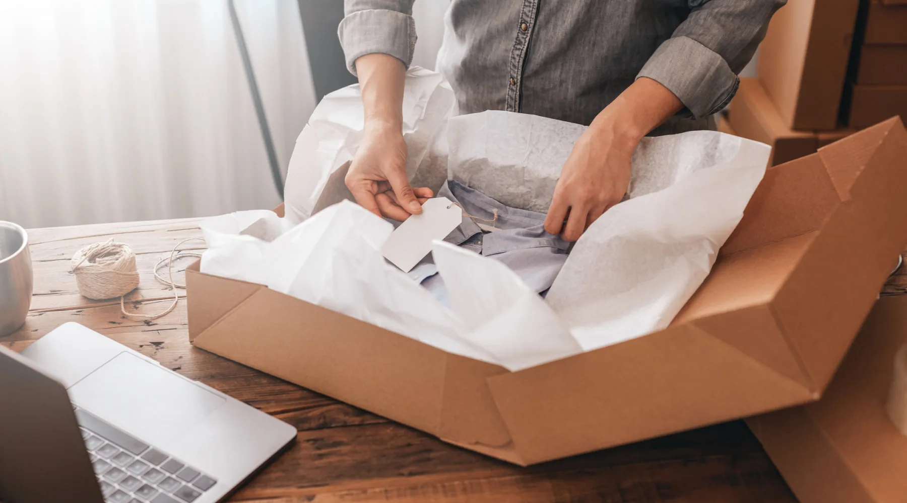 PackingAShirtInABox_GettyImages_1800x1000 PackingAShirtInABox_GettyImages_1800x1000