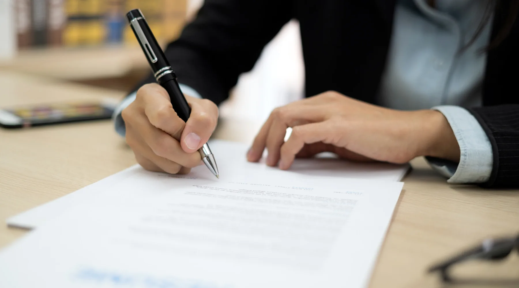 SigningAContract_GettyImages_1800x1000 SigningAContract_GettyImages_1800x1000