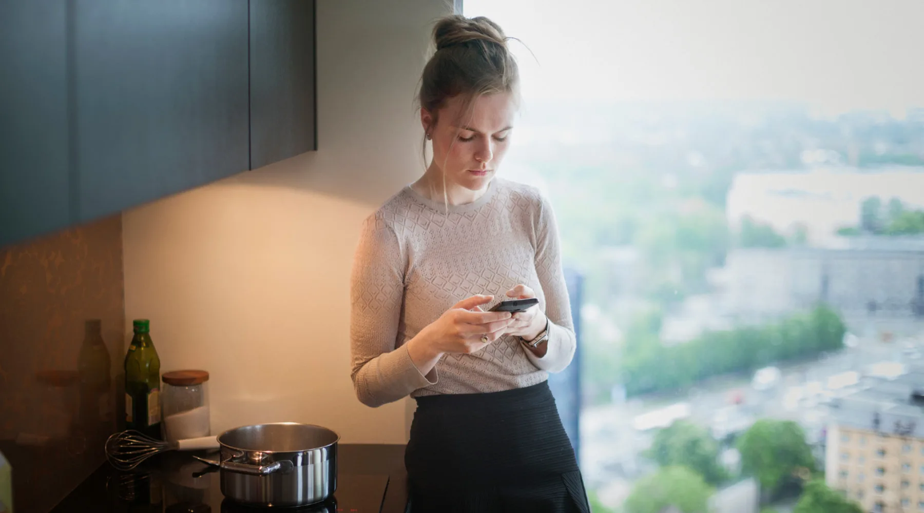 YoungWomanInKitchenWithPhone_GettyImages_1800x1000 YoungWomanInKitchenWithPhone_GettyImages_1800x1000