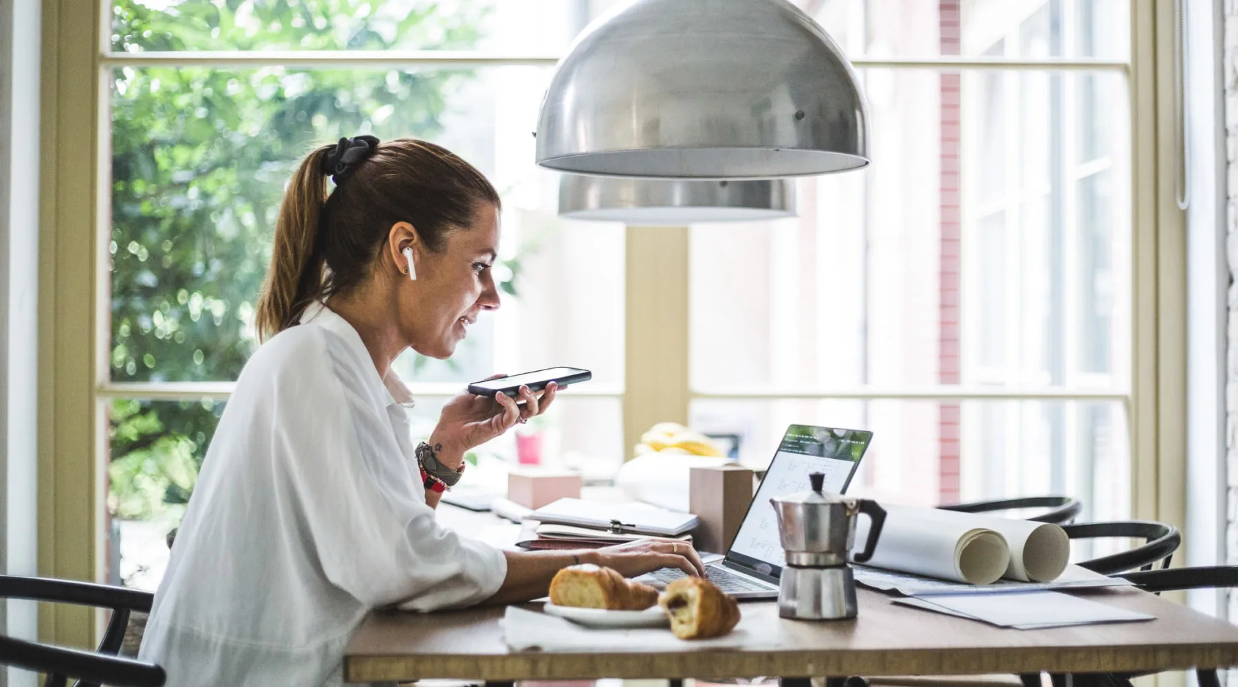LadyWorksOnLaptopTalksOnPhone_GettyImages_1800x1000 LadyWorksOnLaptopTalksOnPhone_GettyImages_1800x1000