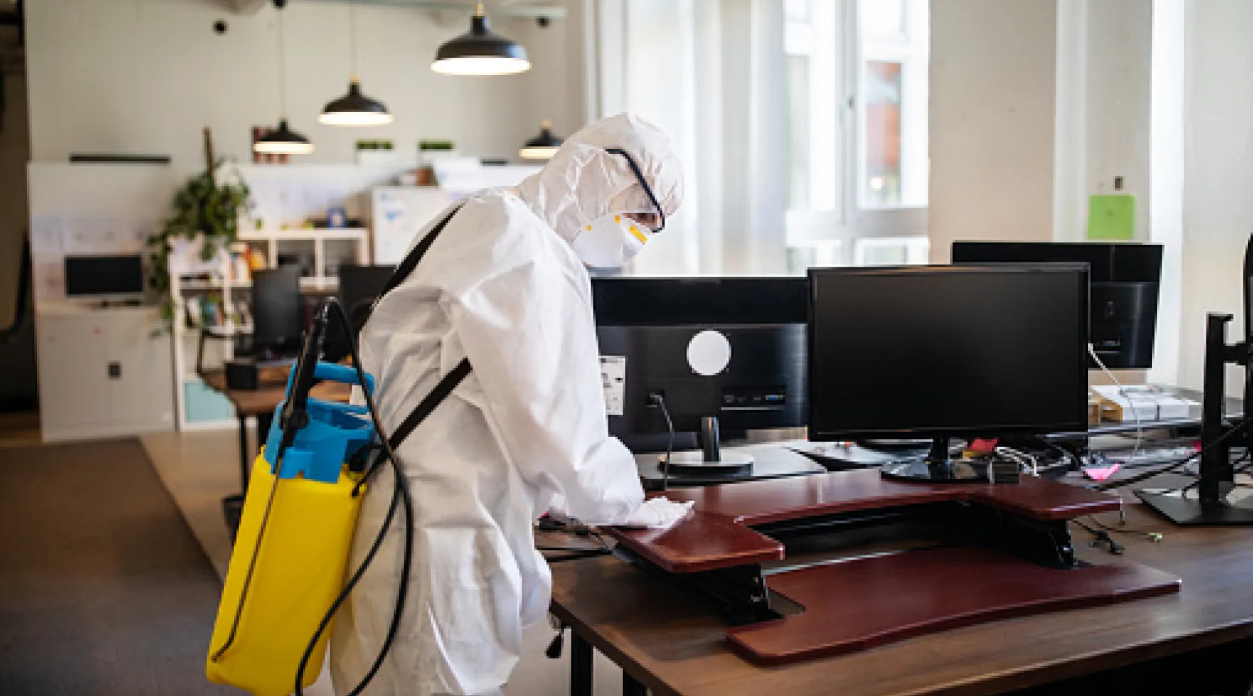 Workercleaningtheofficedesks _getty_1800x1000.jpg Workercleaningtheofficedesks _getty_1800x1000.jpg