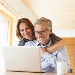 CoupleWithLaptop_GettyImages_250x250