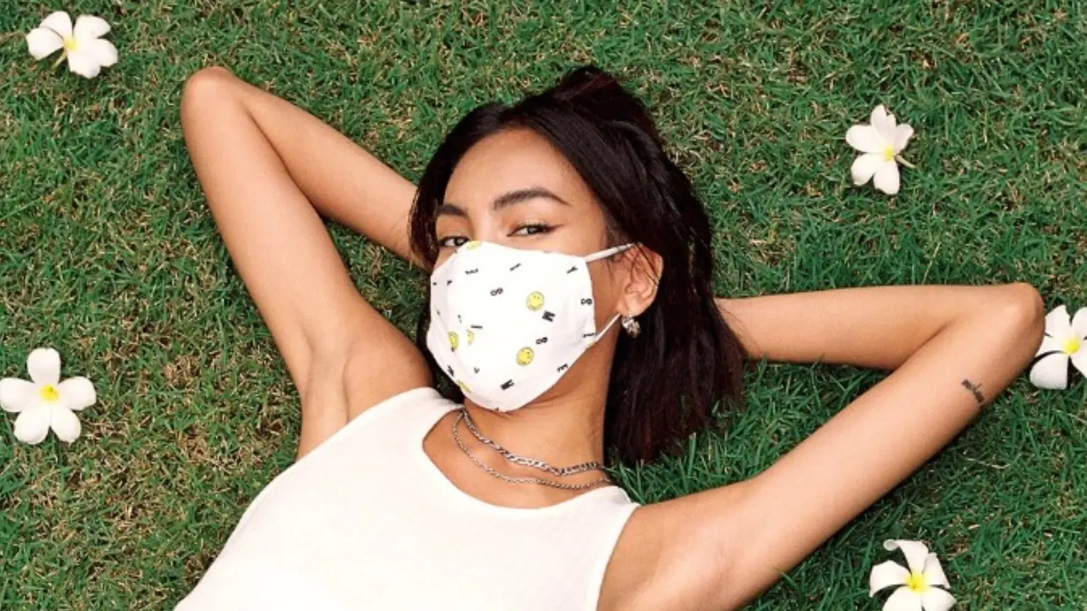 Pomelo website Model in white floral mask
