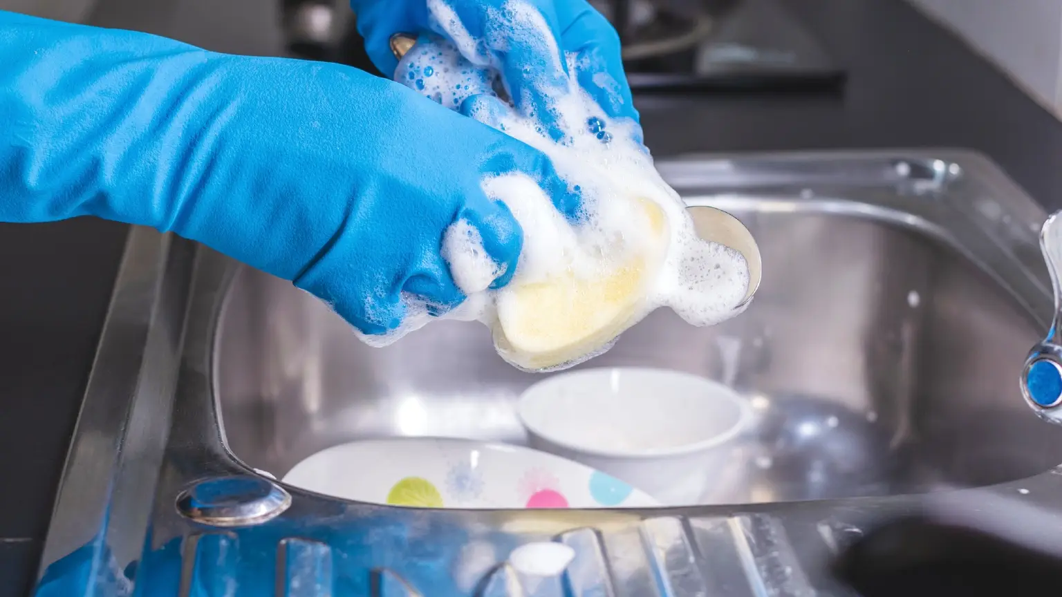 Image: Getty Images washing dishes