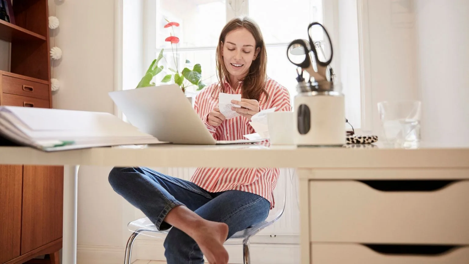 Image: Getty Images Women investing her money