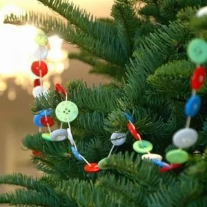Image: themagiconions.com om Etsy Christmas garland made of buttons from themagiconions.com om Etsy