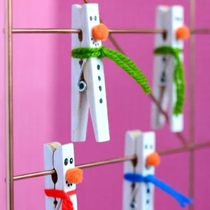 Image: Tempojunto on Etsy Snowman clothespins from Tempojunto on Etsy