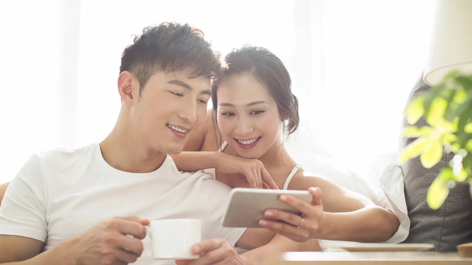 Image: Getty Images couple looking at a phone