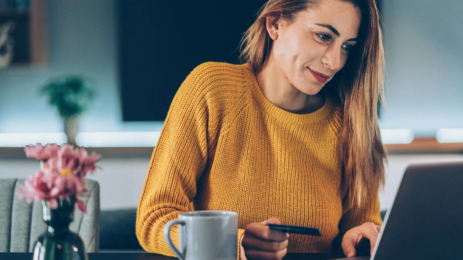 Mulher olhando um laptop